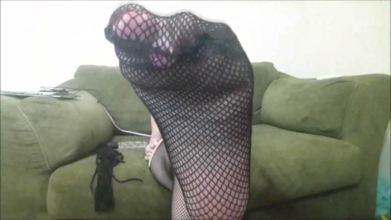 Foot Girls: Foot play in fishnets
