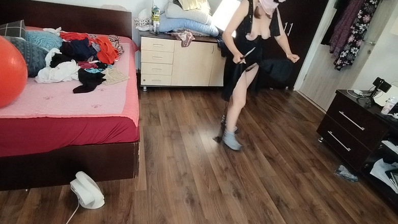 Mirsur: Amatorka ma zabawę przymierzając ubrania i wycinając je.