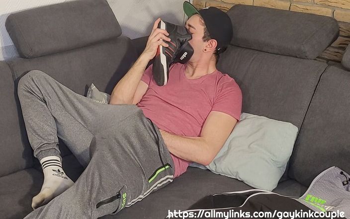 Gay Kink Couple: Sniffing fun with sneaker and white socks