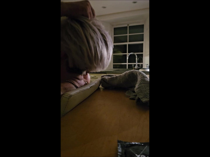 SilverFux: धोखेबाज परिपक्व गृहिणी की रसोई में कामुक पड़ोसी द्वारा चुदाई