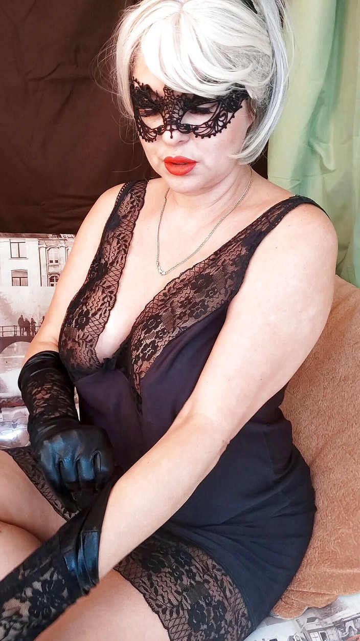 Mommy Inna: 你甜美的继母抚摸她的屁股，然后用振动器让她的阴户达到高潮