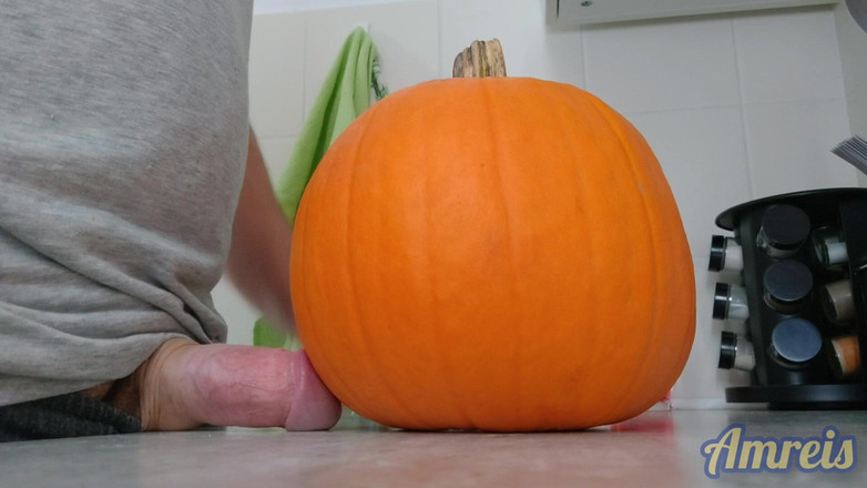 Amreis: Weer een Halloween-orgasme. Kloppend en dik op pompoen.