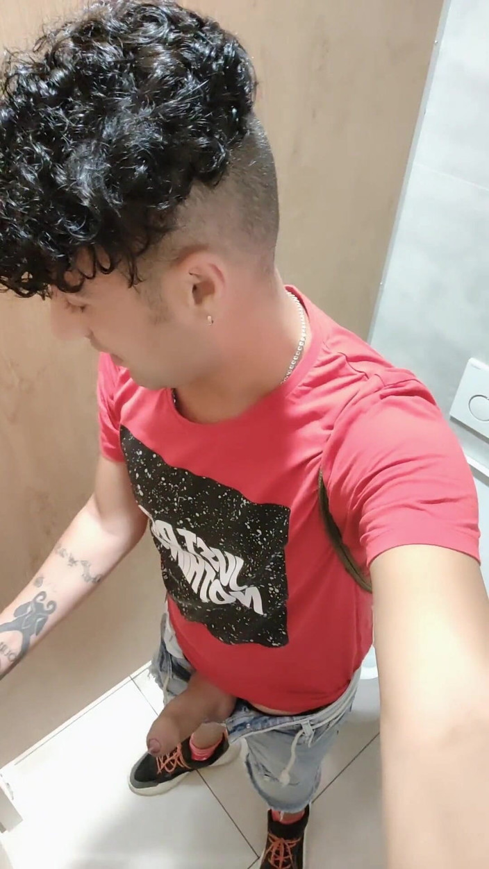 Idmir Sugary: Kapı açık tuvalette mastürbasyon yapıyor - neredeyse orgazm oluyor