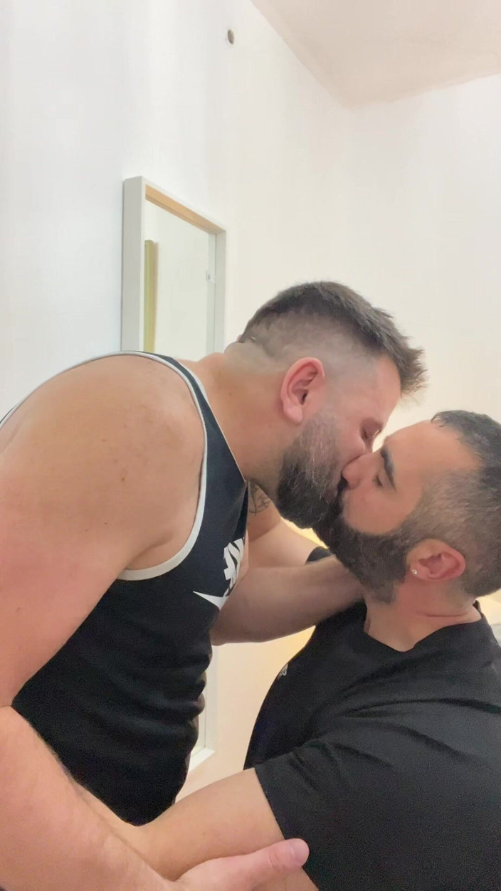 Growing teddy: Italian and Spanish Bears Kissing