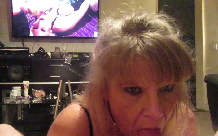 Milf-T: 热辣人妻吮吸她男人的鸡巴，而他则在电视上观看她吮吸鸡巴