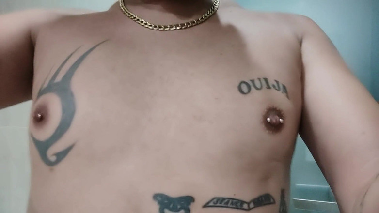 Idmir Sugary: Mostrando senos tatuados y pezones perforados - apretando y tocando senos -...