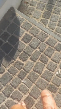 Naga pozowanie na świeżym powietrzu Seleny i przyjemność