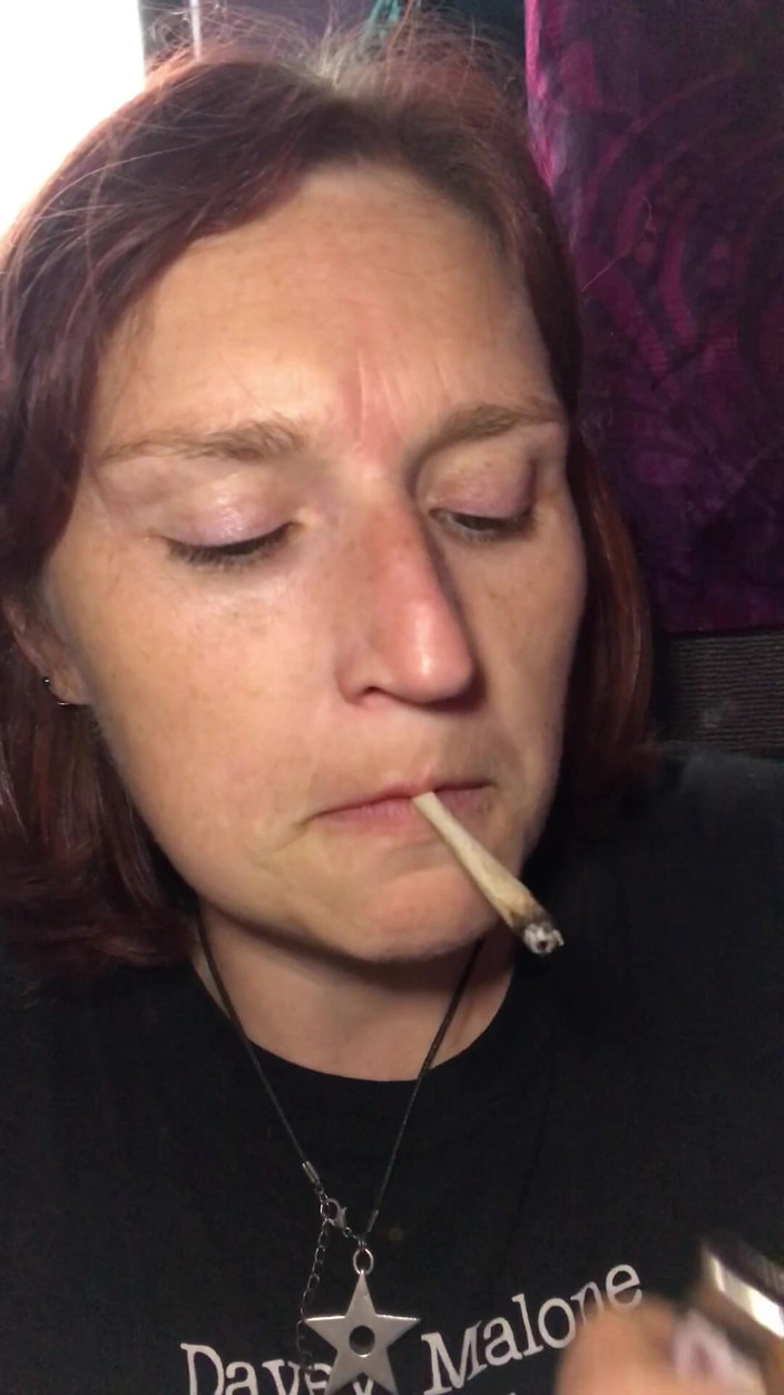 MistressWriggler: Snažím se nezmáčit, když se vystříkám ze zahradničení po pití...