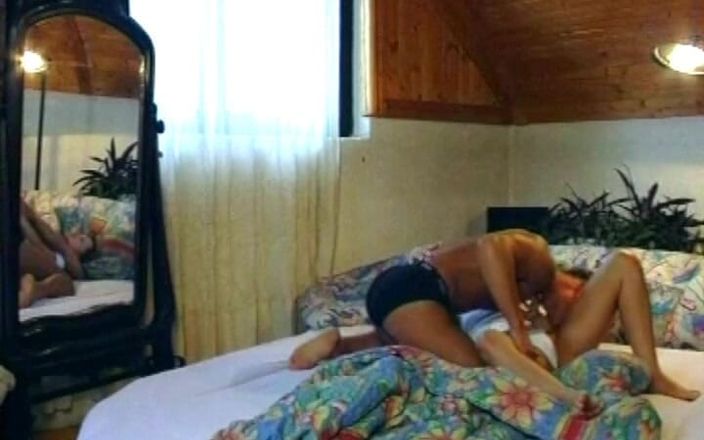 Deutsche Madchen: Prachtige Duitse babe geneukt in de slaapkamer