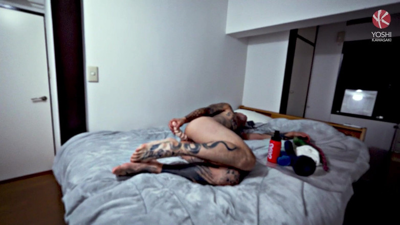 Yoshi Kawasaki XXX: Yoshikawasakixxx - Yoshi Pakistanaise joue avec un jouet à anus