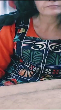Wanita cantik panas mengerang dan menghisap batang