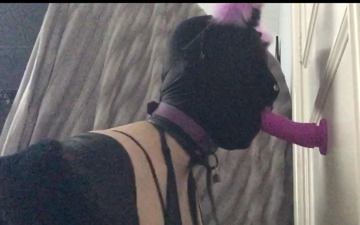 KezzaFurCoat: Catsuit de cuero y piel