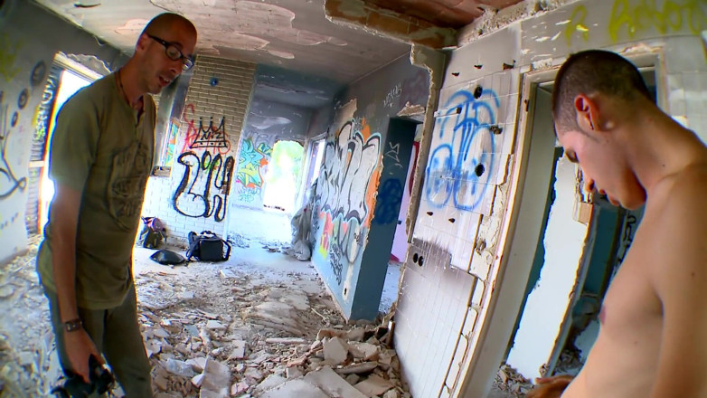 Horny Two really wet MILFs: Hot ass babe fucked in abandoned building