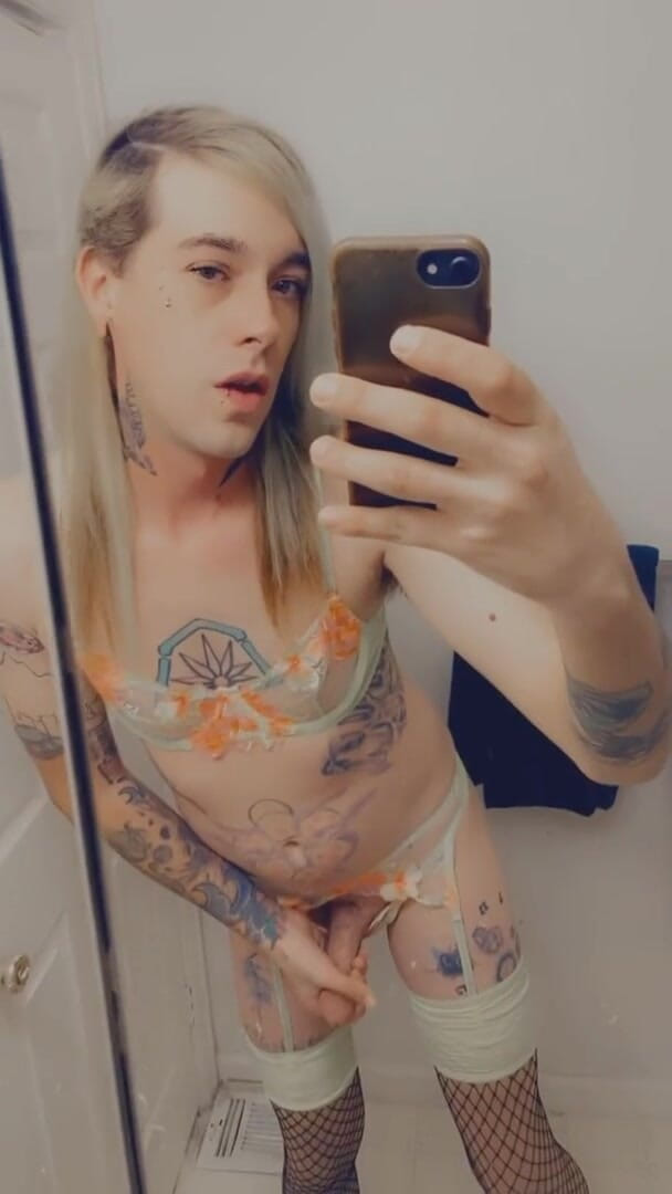 CarmenMelatonin: Sexy Bikini Babe wants to suck you off