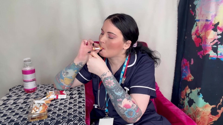 MissFFW: Sestra Ffw kouří několik cigaret najednou