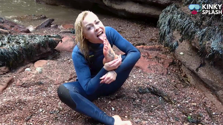 UKCuteGirl Lucy Lauren: Salziger neoprenanzug, zehen lutschen schlampe