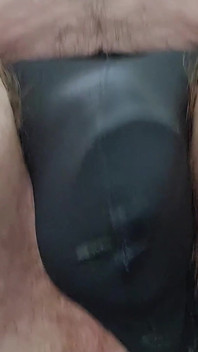 Presborra nelle mie mutandine di seta mentre sborro dal mio culo cavalco un dildo e schizzi un carico enorme