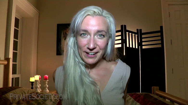 Private Society: Memeluk si jalang dalamannya yang sebenar