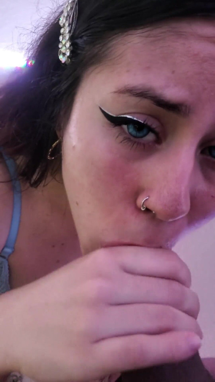 DherlyDoll: Chica caliente dando una mamada hasta que me corro en...