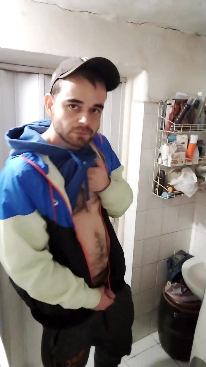 jerkofflover: Banyoda eski erkek arkadaşıma mastürbasyon yapıyorum çünkü uyuyakaldı ve bana verecek...