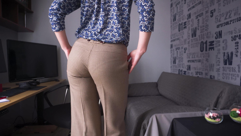 Teasecombo 4K: 타이트한 작업 바지에 보이는 팬티 라인을 괴롭히는 핫한 비서