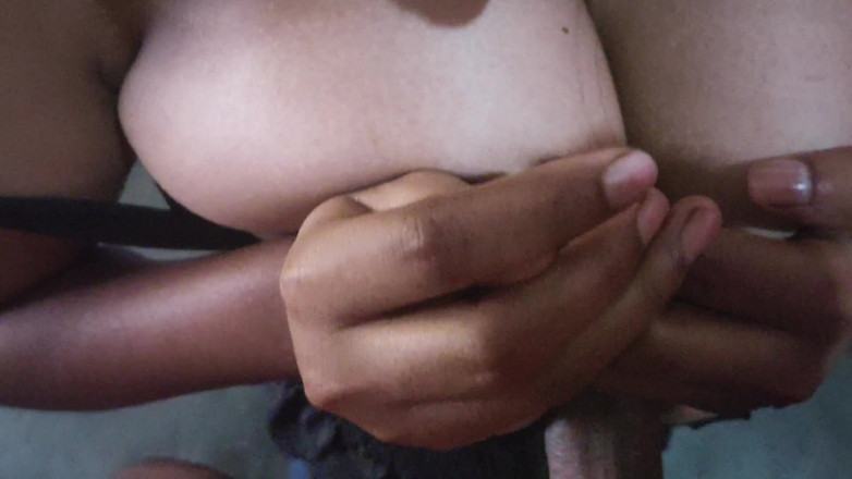 Lovely Dipti: 印度美丽女孩精油按摩大胸部大鸡巴操逼口交