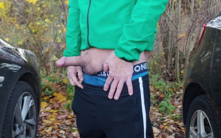 Funnyboy-Ger: Saya menyentak zakar saya yang belum dipotong di tempat letak...