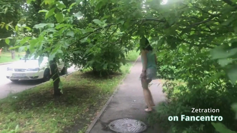 Zetration: Шикарная Брюнеточка Шалит В Твоем Парке Без Трусиков!