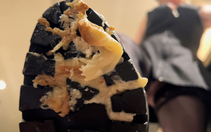 French femdom: İtaatkarını nasıl beslersin? Çişli ve çiğnenmiş topuklu ayakkabılarla ezilmiş bir çörek.