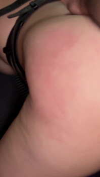 一个戴着兜帽的家伙把我绑起来，然后在车库里操我