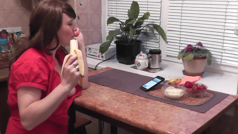 XXX-Platinum: Kitchen sexy stepmom Milf without panties eats banana, fruit, masturbates...