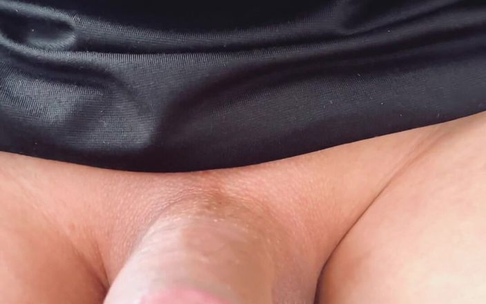 hueikun: J’étire la peau de mon petit prépuce sans poil et...