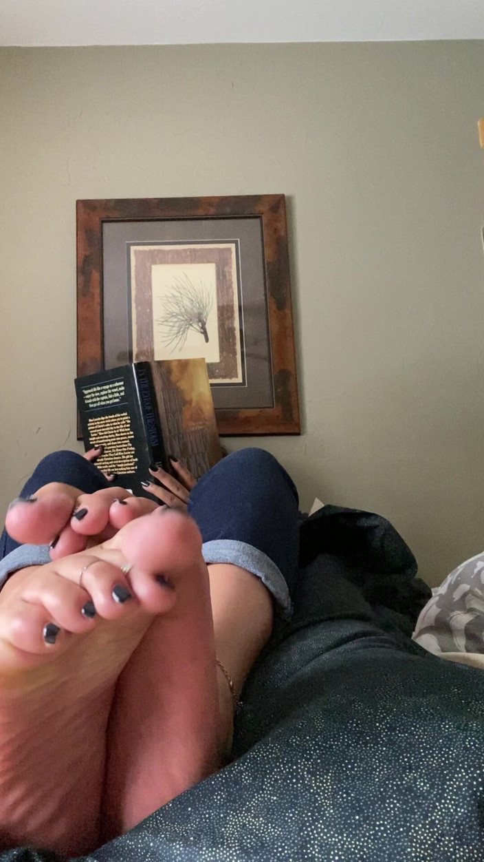 Tan feets: Tanfeets mengabaikan sol pedi hitam propped