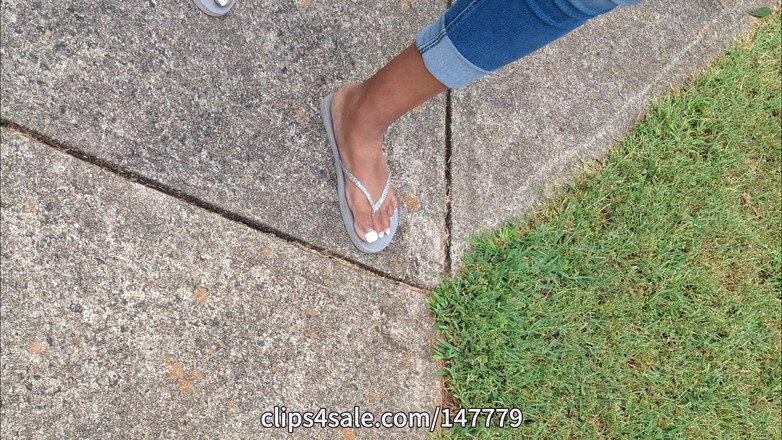 Foot Patrol: Ebenová bbw s kapucí se šťavnatými prsty