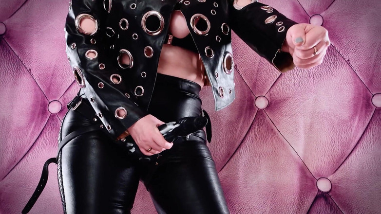 Arya Grander: Seksi deri dominatrix seni takma yarakla eğitmeyi seviyor bakış açısı....