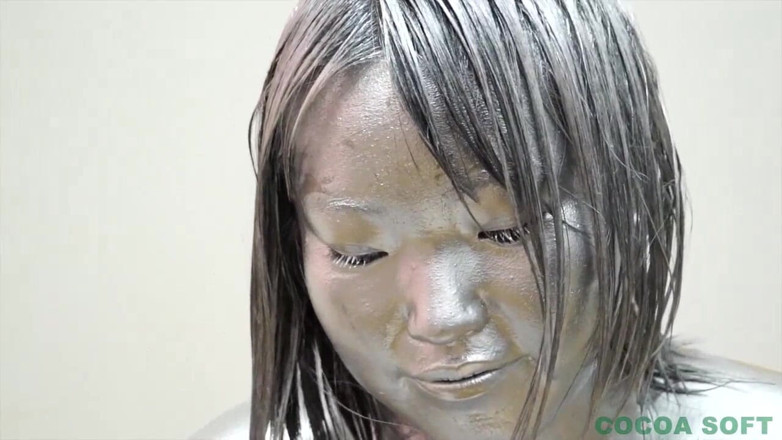 Cocoa Soft: A girl in a uniform turns into silver