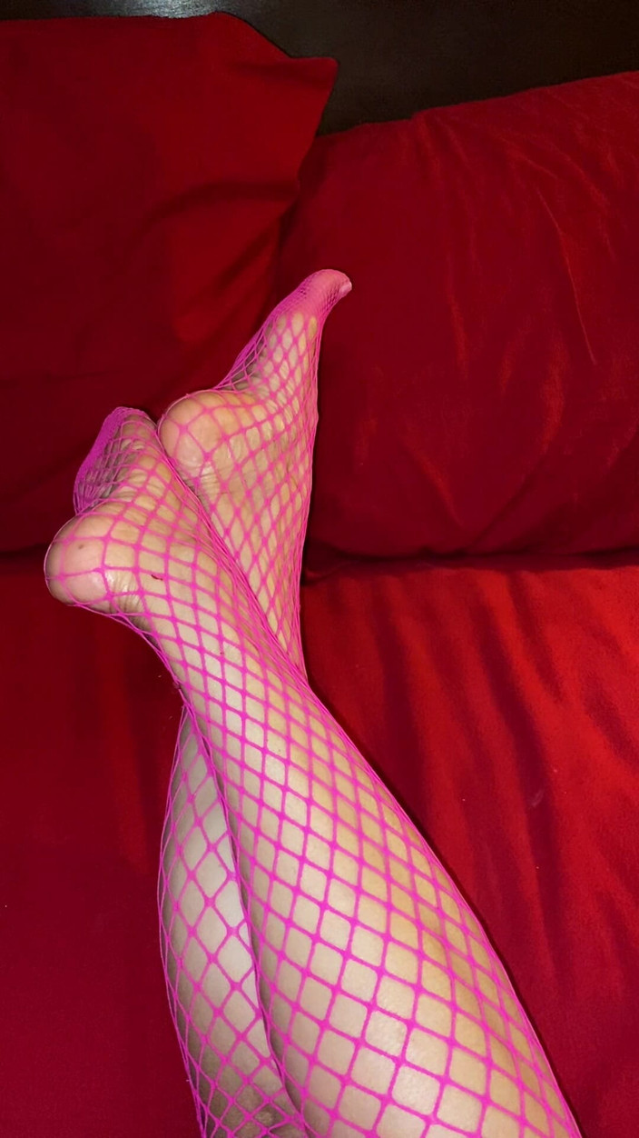 Naelor: 真正性感的腿与小脚与长脚趾在粉红色的渔网丝袜