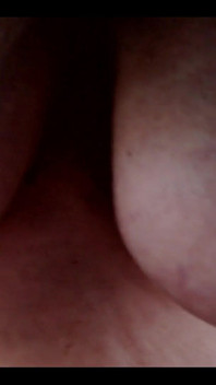 Shhhh, soy la chica de tus mejores amigos ... Furtivamente porque sé que amas mis tetas ... Colgando en tu cara