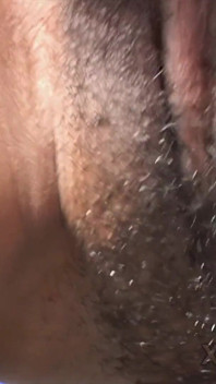 Une fille noire avec un beau corps sexy baise sa chatte poilue avec un gode dans une vidéo de masturbation amateur en solo