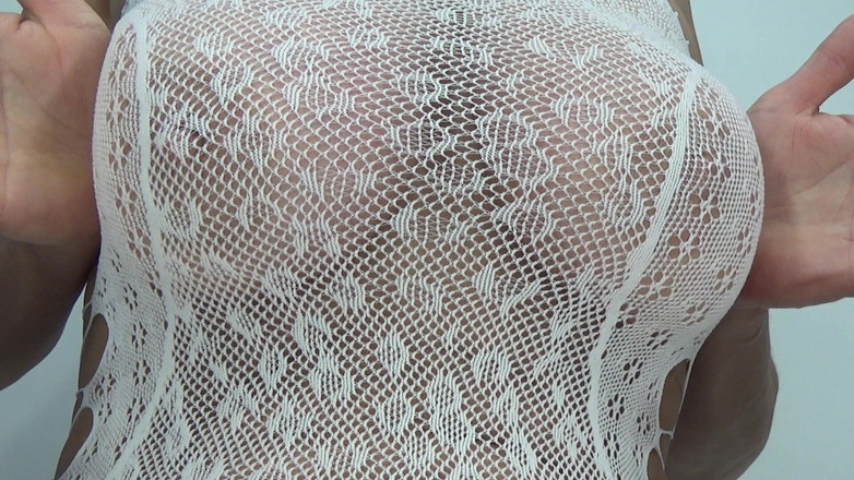 AnnaBUST: Volwassen solo in een wit pak