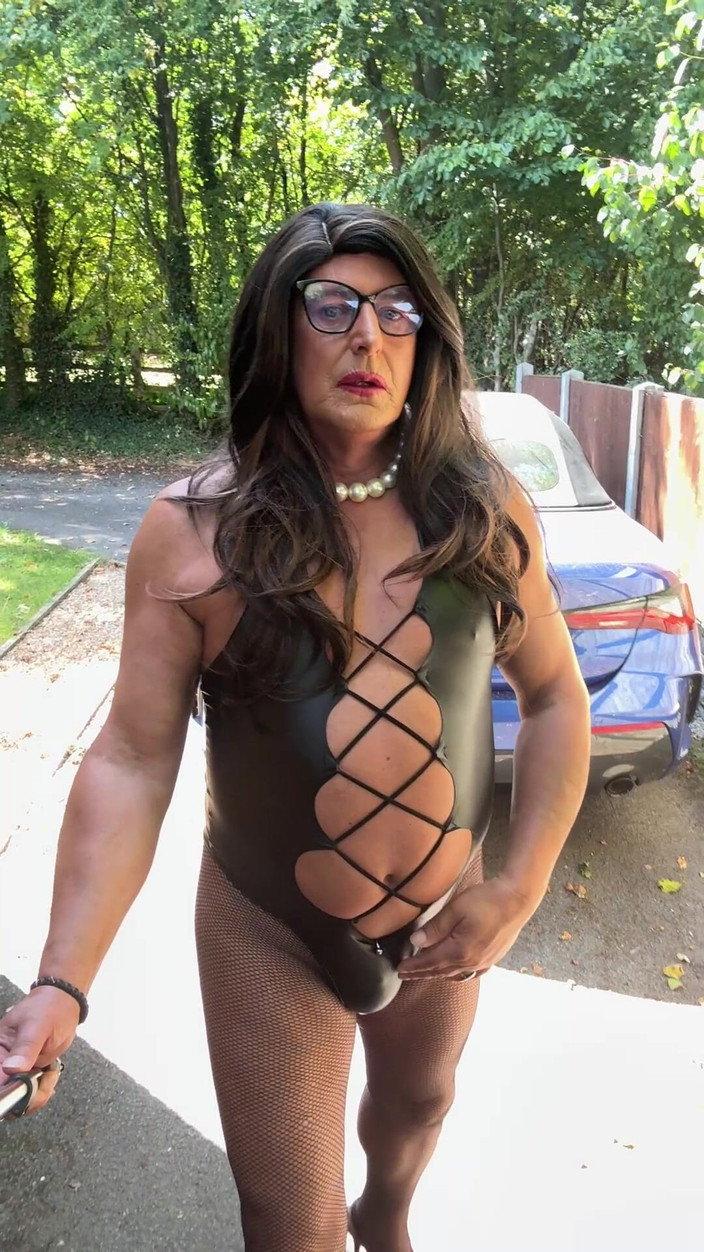 Kellycd2022: Sexy Crossdresser Kellycd2022 v černé pvc kombinéze a síťovaných punčochách