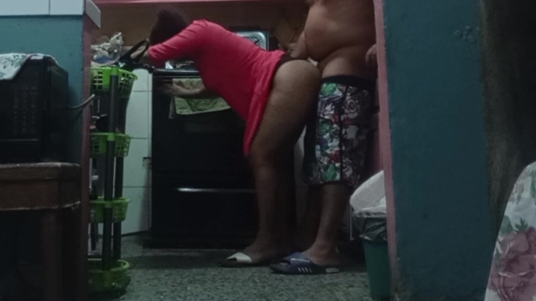 BigassMILF40: Моя свекруха була на кухні, займалася їжею, а він зайшов і трахнув її раком.