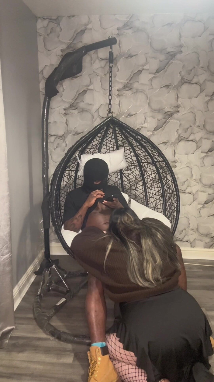 Nofaceguy09: Meu gerente me pegou se masturbando, ela decidiu participar e...