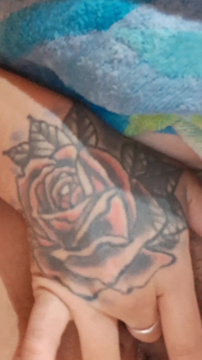 Noemileon: Une modèle latina chilienne amateur à gros nichons joue avec son...