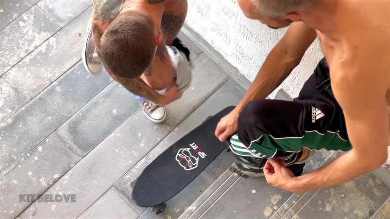 Kit Belove: Er Vögelte Einen Skateboarder Auf Einer Feuertreppe.