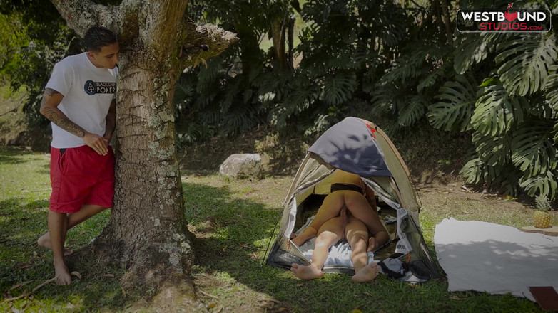 Run good girls: Annie Marin si užívá venkovní kempování ve trojce s Dani...