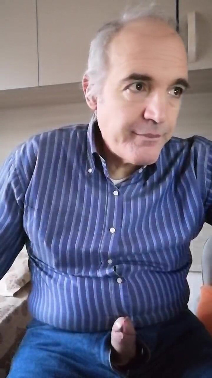 Setesesso7: 我必须出去吃晚饭，但首先我手淫了我坚硬的鸡巴