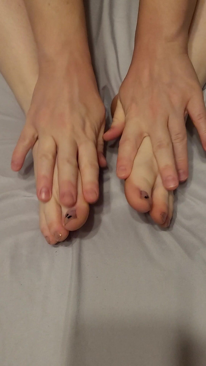 On cloud 69: Ngusap kakiku di ranjang