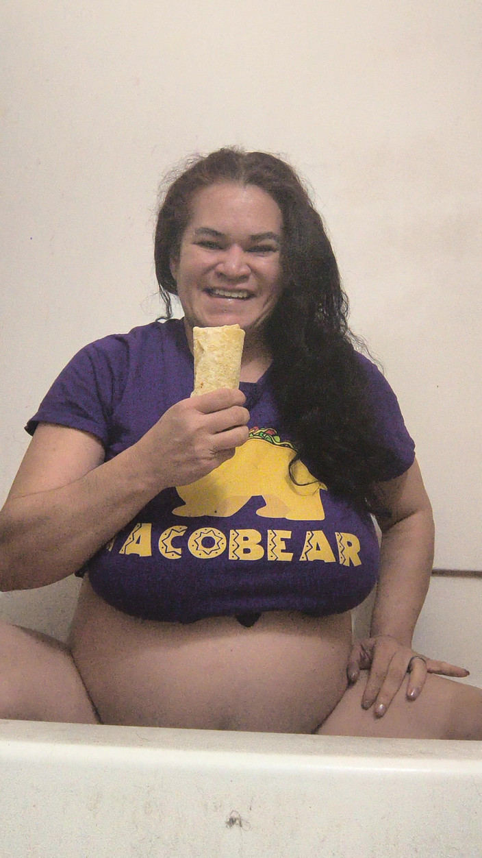 Haydee Rodriguez: Haydee Rodriguez neukt haar harige taco met een burrito