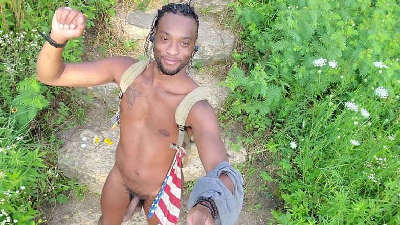 Kennie Jai: ケニージャイは裸で外を歩き回って捕まる